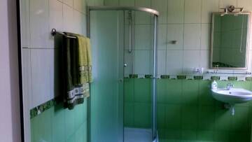 Фото номера Двухместный номер с 1 кроватью или 2 отдельными кроватями и ванной комнатой Гостевой дом Guest House Neiļunams г. Энгуре 2
